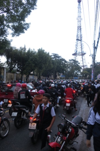 the school across the street unleashed all its schoolchildren and ALL the parents who had been waiting, lined up along the road on their motorbikes, started their commute home with their kiddos on the backs. what an exodus.